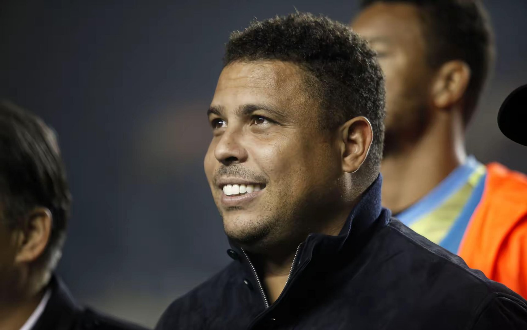 关于德罗巴在西班牙队比赛中持续失利，大比分获胜引发热议！赛场气氛高涨的信息