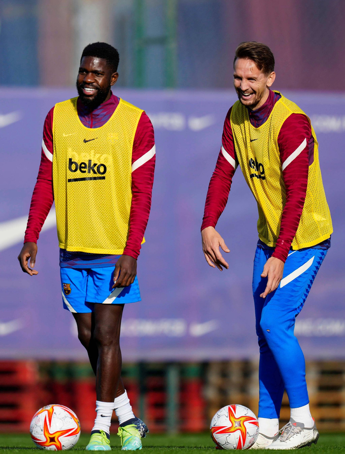 爱游戏-包含国际比赛日洛杉矶快船备战国王杯，状态回暖细节曝光，话题不断，训练强度明显提升的词条